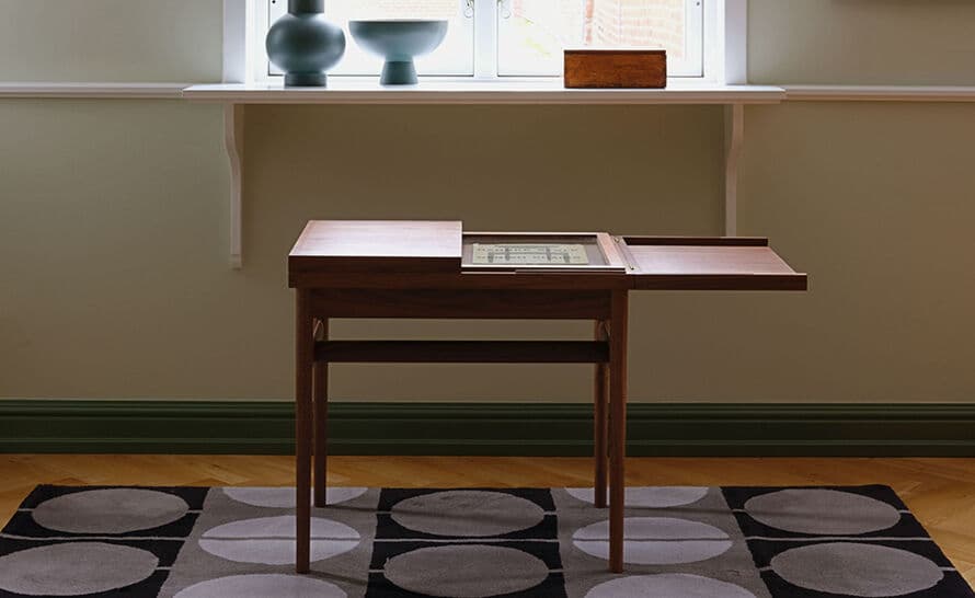 Art Collectors Table