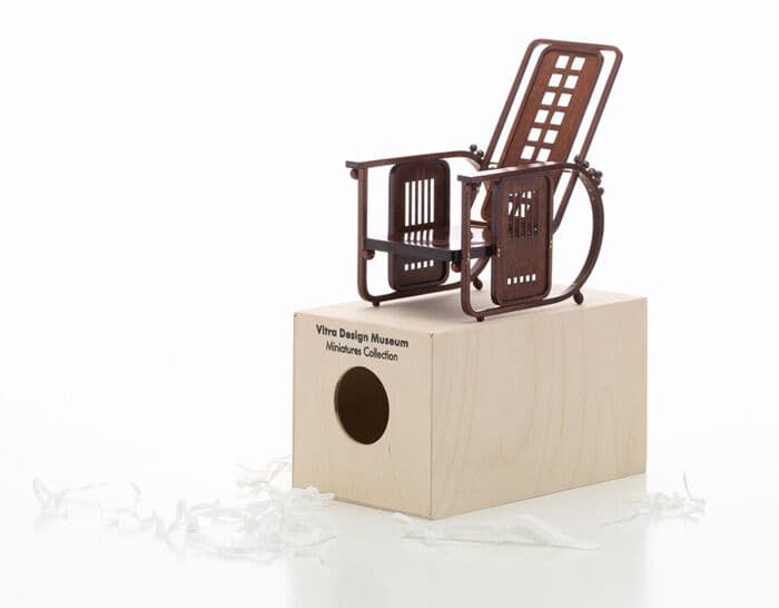 miniature sitting machine