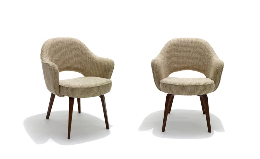 saarinen executive arm chair with wood legs